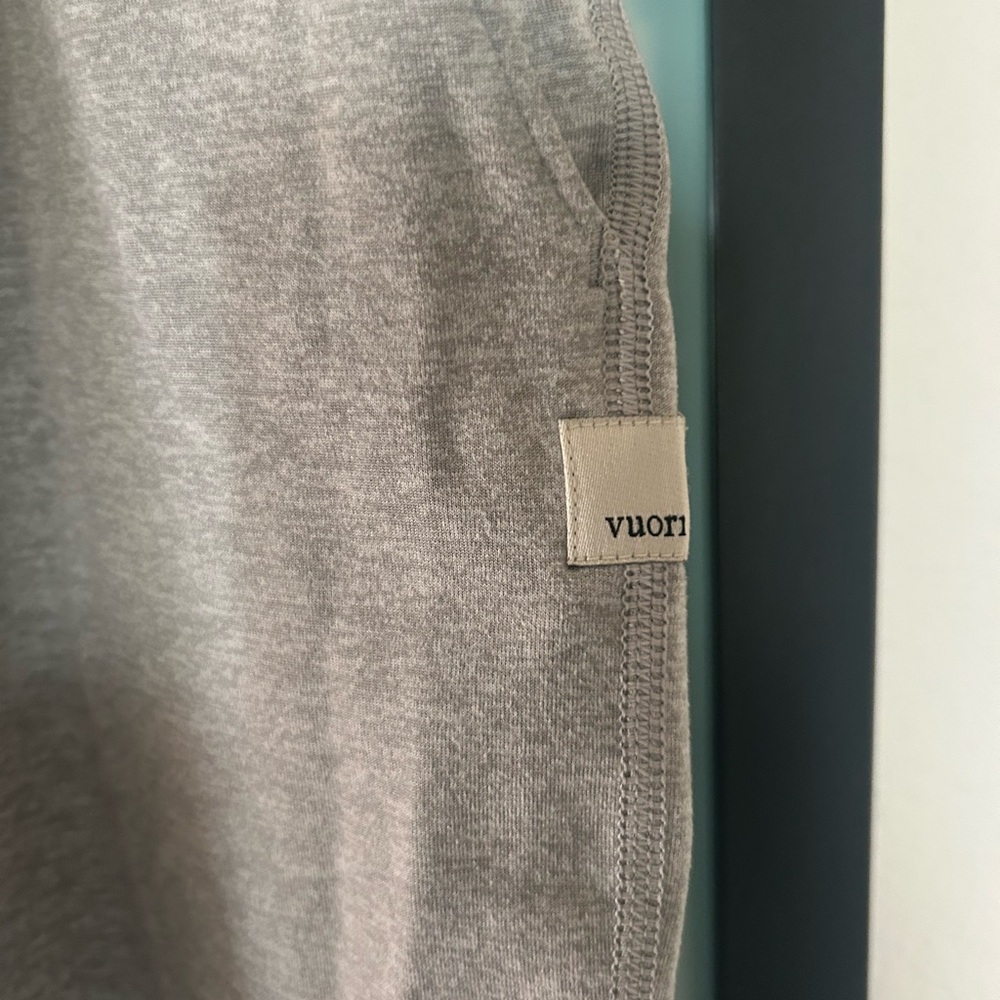 Vuori Light Gray performance joggers size XS long EXCELLENT condition - Picture 2 of 3